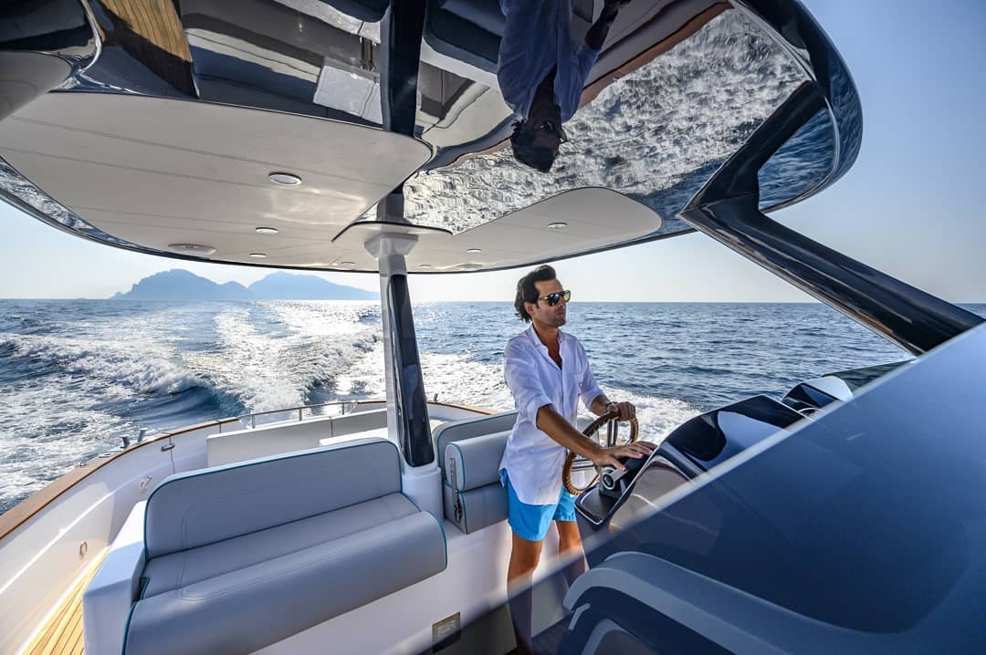 Noleggio barca a motore con o senza skipper?