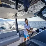 Noleggio barca a motore con o senza skipper?